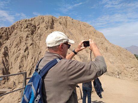 Turista tomando fotografías en el Complejo Arqueológico Huaca Rajada, sitio del hallazgo del Señor de Sipán, durante un tour full day en Chiclayo.