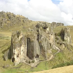 Vista panorámica del Santuario de Cumbemayo en Cajamarca, un conjunto arqueológico rodeado de formaciones rocosas y paisajes andinos parte de los tours arqueológicos en el norte del Perú