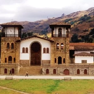 Vista de la iglesia y la plaza principal de Chacas en Huaraz durante el tour ofrecido por Viajes In Perú.