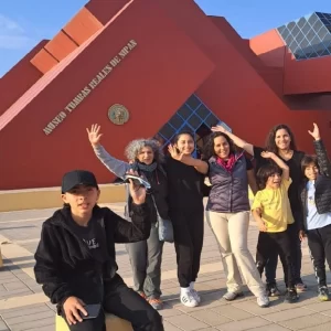 Familia de turistas visitando el Museo Tumbas Reales de Sipán durante el tour de 2 días y 1 noche en Chiclayo, explorando la cultura mochica.