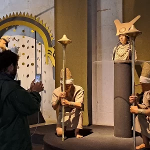 Turista fotografiando a la Dama de Cao en el Museo del Complejo El Brujo, norte del Perú.