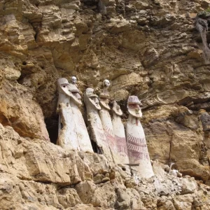 Sarcófagos de Karajía en los acantilados de Chachapoyas, una de las expresiones funerarias más impresionantes de la cultura Chachapoya.