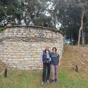 Pareja de viajeros explorando la fortaleza de Kuélap, principal atractivo arqueológico de Chachapoyas y símbolo de la cultura Chachapoya.