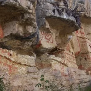 Vista de los Mausoleos de Revash en los acantilados de Chachapoyas, una joya arqueológica de la cultura Chachapoya.