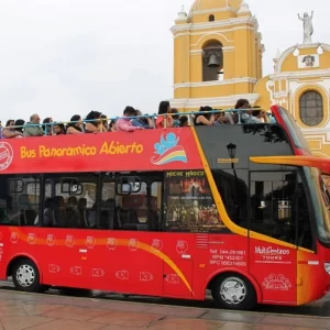 Mirabus recorriendo las calles del centro histórico de Trujillo, tour ofrecido por Viajes In Perú