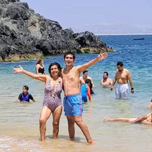 Pareja disfrutando de la playa Caleta Colorada durante un tour desde Trujillo, norte del Perú