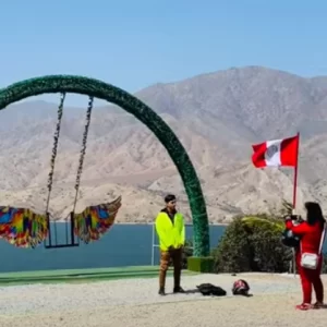 Pareja tomándose fotos en la represa Gallito Ciego durante un tour por el valle de Jequetepeque, norte del Perú.