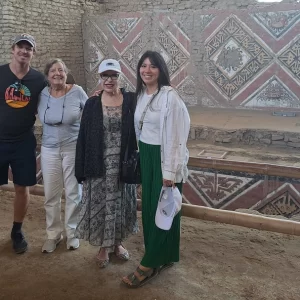 Grupo de turistas con su guía en la Huaca de la Luna durante el tour Full Day clásico de Trujillo, que incluye Chan Chan y Huanchaco.