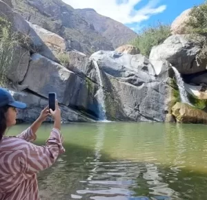 Turista explorando una cascada durante un tour en el norte del Perú