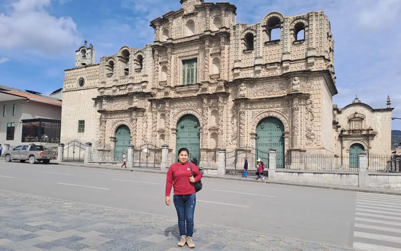 Tour Cajamarca 2 días y 1 noche Joven viajera en la Plaza de Armas de Cajamarca frente a la Catedral durante un tour de 2 días y 1 noche explorando la ciudad y sus atractivos culturales.
