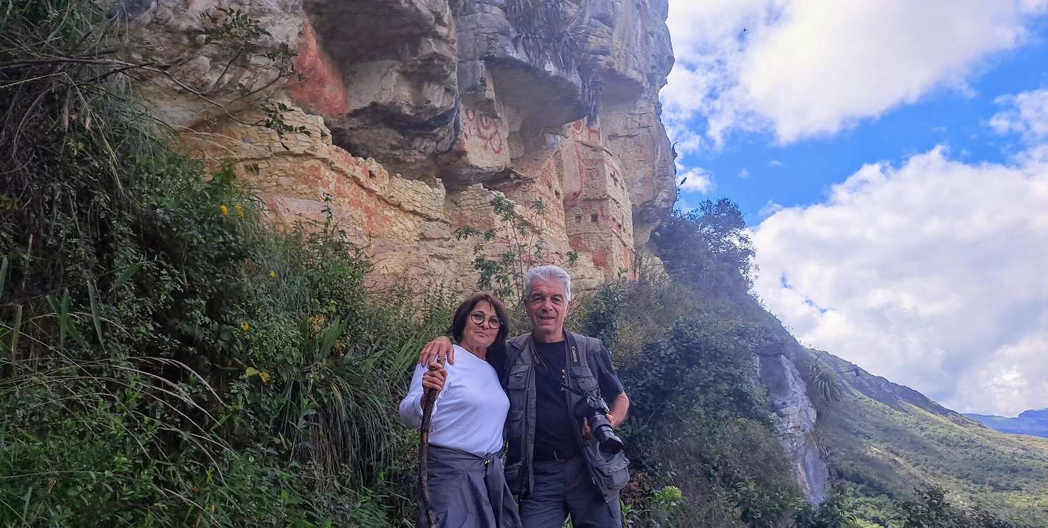 Pareja de turistas en los Mausoleos de Revash, símbolo de los tours arqueológicos del norte del Perú.