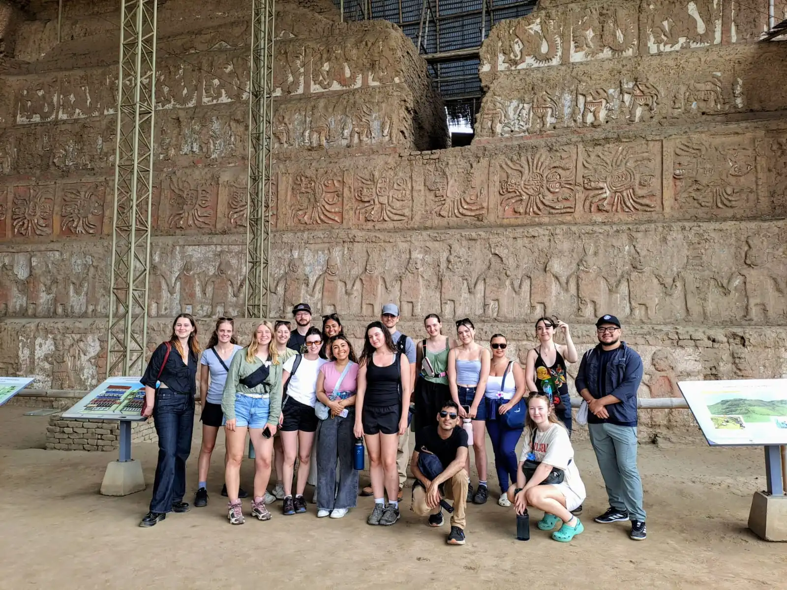 Grupo de turistas visitando Huaca de la Luna durante un tour en grupo en el norte del Perú