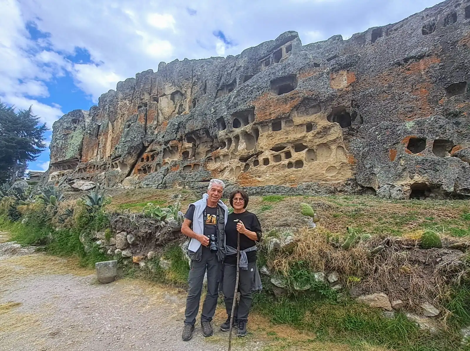 Pareja disfrutando una experiencia privada frente a Ventanillas de Otuzco en Cajamarca